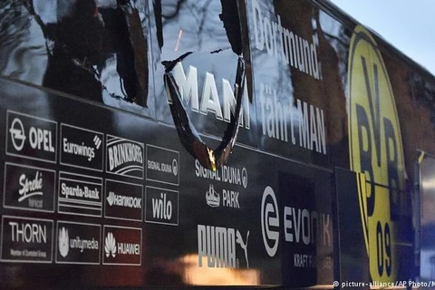 Chiếc xe chở các cầu thủ Dortmund bị đánh bom. (Nguồn: AP)