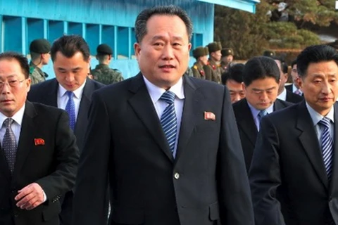 Người đứng đầu phái đoàn Triều Tiên Ri Son-gwon (giữa). (Nguồn: AFP)