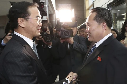 Trưởng đoàn đàm phán Triều Tiên Ri Son-gwon (phải) và Trưởng đoàn đàm phán Hàn Quốc Cho Myoung-gyon. (Nguồn: AP)