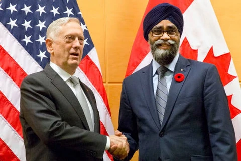 Bộ trưởng Quốc phòng Canada Harjit Sajjan (phải) và Bộ trưởng Quốc phòng Mỹ James Mattis. (Nguồn: Getty Images)