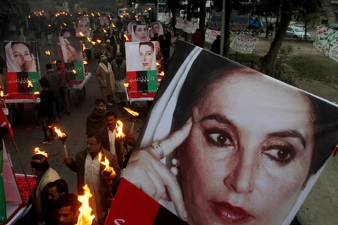 Người dân tưởng nhớ cựu Thủ tướng Pakistan Benazir Bhutto. (Nguồn: outlookindia)