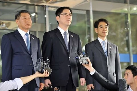 Thứ trưởng Bộ Thống nhất Chun Hae Sung (giữa).