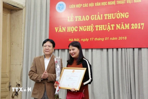 Thứ trưởng Bộ Văn hoá, Thể thao và Du lịch Vương Duy Biên trao giải A cho tác giả Phạm Phát. (Ảnh: Thành Đạt/TTXVN)