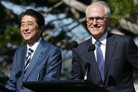 Thủ tướng Nhật Bản Shinzo Abe (trái) và người đồng cấp Australia Malcolm Turnbull. (Nguồn: EPA)