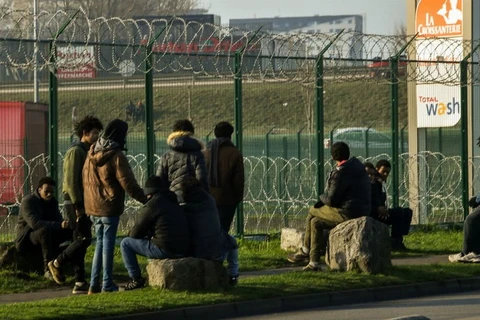 Người di cư tập trung ở hàng rào biên giới tại Calais. (Nguồn: news of the day)