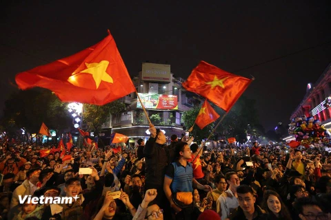 Người dân ăn mừng chiến thắng của U23 Việt Nam. (Ảnh: Minh Sơn/Vietnam+)