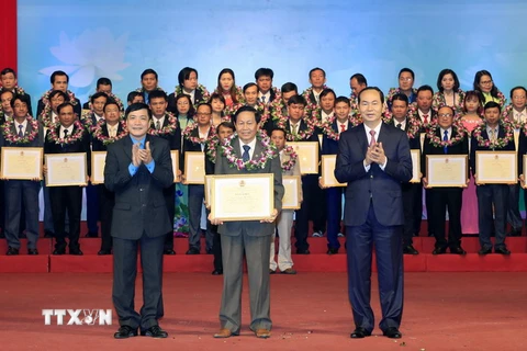 Chủ tịch nước Trần Đại Quang tặng hoa cho các Chủ tịch công đoàn cơ sở có thành tích đặc biệt xuất sắc. (Ảnh: Nhan Sáng/TTXVN) 