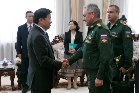 Bộ trưởng Quốc phòng Lào Chansamone Chanyalath và Bộ trưởng Quốc phòng Nga Sergei Shoigu. (Nguồn: mil.ru)