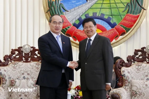 Thủ tướng Thongloun Sisoulith tiếp đồng chí Nguyễn Thiện Nhân cùng đoàn. (Ảnh: Phạm Kiên/Vietnam+)