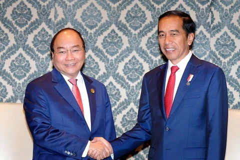 Thủ tướng Nguyễn Xuân Phúc gặp Thủ tướng Indonesia Joko Widodo. (Ảnh: Thống Nhất/TTXVN.)