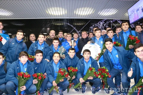 Các cầu thủ U23 Uzbeksitan về nước sau chiến thắng. (Nguồn: gazeta.uz)