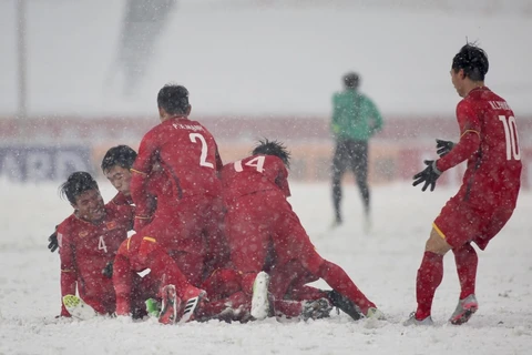Các cầu thủ U23 Việt Nam ăn mừng bàn thắng của Quang Hải ở trận chung kết.