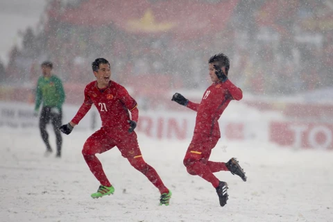 Quang Hải (phải) ăn mừng sau khi làm tung lưới U23 Uzbekistan.