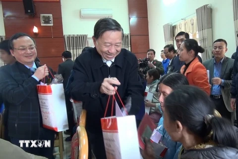 Bộ trưởng Bộ Công an Tô Lâm tặng quà cho các công nhân lao động và người nghèo tỉnh Hưng Yên. (Ảnh: Đinh Tuấn/TTXVN)