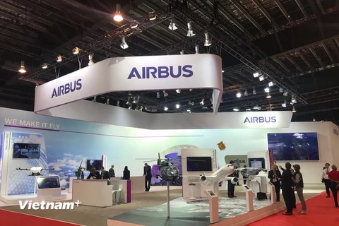 Gian hãng hãng Airbus trưng bày các mô hình máy bay mới và hiện đại, trong đó có chiếc máy bay chở khách tầm xa Airbus A350-1000. (Ảnh: Vietnam+)