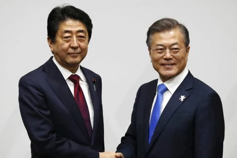 Tổng thống Hàn Quốc Moon Jae-in và Thủ tướng Nhật Bản Shinzo Abe. (Nguồn: AP)