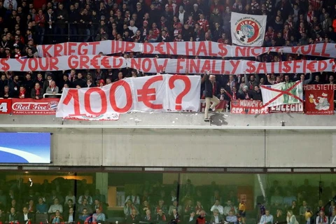 Cổ động viên Bayern giăng biểu ngữ phản đối. (Nguồn: thesun)