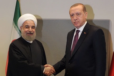 Tổng thống Iran Rouhani trong một cuộc gặp người đồng cấp Thổ Nhĩ Kỳ Erdogan. (Nguồn: almanar.com.lb)