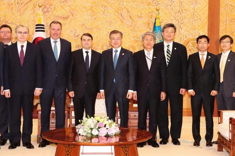 Tổng thống Hàn Quốc chụp ảnh cùng lãnh đạo đoàn vận động viên Nga. (Nguồn: metro.us)