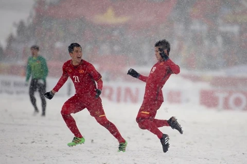Quang Hải (phải) ăn mừng sau khi làm tung lưới U23 Uzbekistan ở trận chung kết.