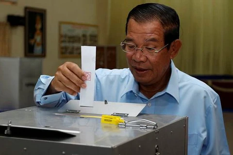Thủ tướng Campuchia Hunsen đi bỏ phiếu. (Nguồn: Reuters)