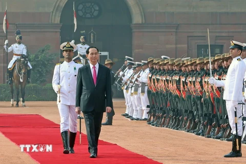 Chủ tịch nước Trần Đại Quang duyệt đội danh dự. (Ảnh: Nhan Sáng/TTXVN)