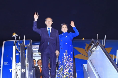 Chủ tịch nước Trần Đại Quang và Phu nhân tại sân bay quân sự Palam, Thủ đô New Dehli. (Ảnh: Nhan Sáng/TTXVN)