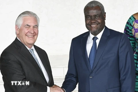 Ngoại trưởng Mỹ Rex Tillerson hội kiến với Chủ tịch Ủy ban Liên minh châu Phi (AU) Moussa Faki Mahamat. (Nguồn: AFP/TTXVN)