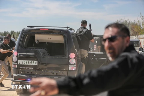 Một chiếc xe trong đoàn xe hộ tống Thủ tướng Palestine Rami Hamdallah bị hư hại sau vụ tấn công. (Nguồn: THX/TTXVN)