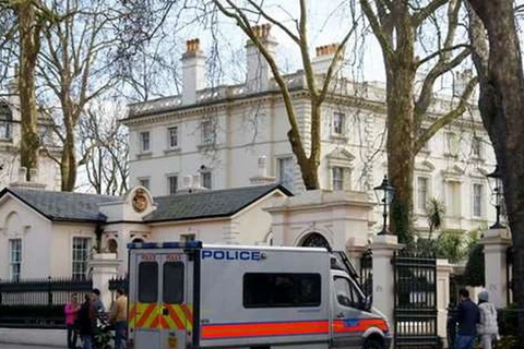 Bên ngoài Đại sứ quán Nga ở Anh. (Nguồn: times.com)