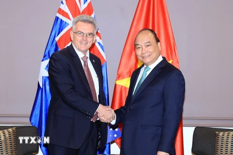 Thủ tướng Nguyễn Xuân Phúc tiếp ông Kim Sampson, Chủ tịch Hội Hữu nghị Australia-Việt Nam. (Ảnh: Thống Nhất/TTXVN)