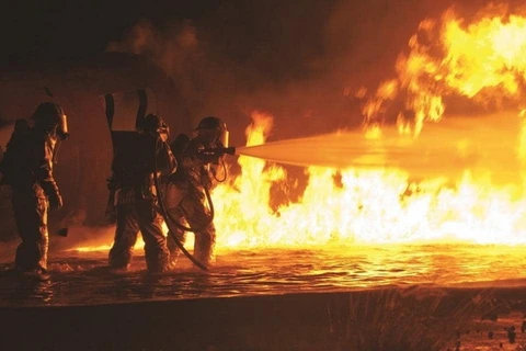 Lính cứu hỏa đối phó với 'giặc lửa.' (Nguồn: couriermail.com.au)