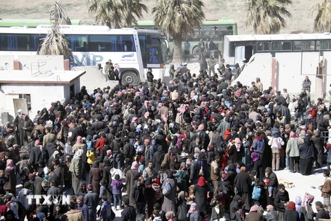 Người dân sơ tán khỏi Đông Ghouta, Syria ngày 16/3. (Nguồn: THX/TTXVN)