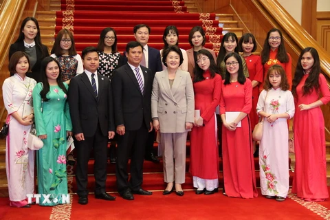 Phu nhân Tổng thống Hàn Quốc chụp ảnh lưu niệm với sinh viên Việt Nam. (Ảnh: Hữu Tuyên/TTXVN)