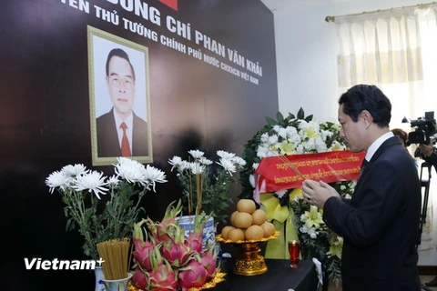 Đồng chí Saleumsay Kommasith, Ủy viên Trung ương Đảng, Bộ trưởng Ngoại giao Lào đang viếng nguyên Thủ tướng Phan Văn Khải ở Đại sứ quán Việt Nam tại Lào. (Ảnh: Phạm Kiên/Vietnam+)