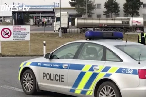 Cảnh sát đến nhà máy xảy ra vụ nổ. (Nguồn: express.co.uk)