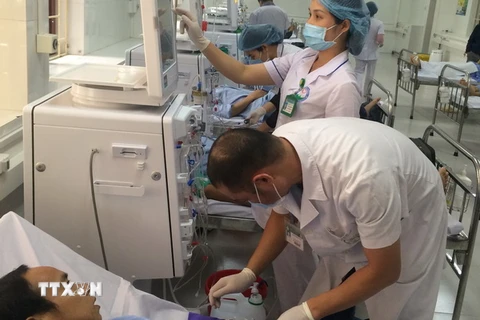 12 bệnh nhân đầu tiên được điều trị trong lần khởi động lại Đơn nguyên thận nhân tạo-khoa Hồi sức tích cực-Bệnh viện đa khoa tỉnh Hòa Bình. (Ảnh: Vũ Thị Hà/TTXVN)