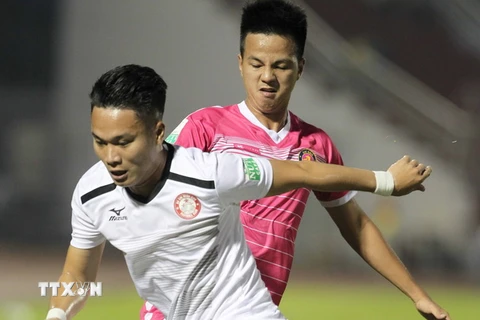 Phi Sơn (áo trắng) giúp TP.HCM đánh bại Sài Gòn FC. (Ảnh: Quang Nhựt/TTXVN)