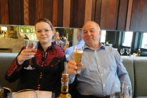 Cựu điệp viên hai mang người Nga Sergei Skripal (phải) và con gái (trái). (Nguồn: The Sun/TTXVN)