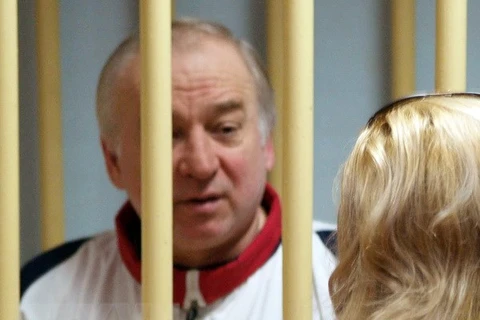 Cựu điệp viên Sergei Skripal (trái) trong phiên xét xử tại tòa án quân sự Moskva, Nga ngày 9/8/2006. (Nguồn: AFP/TTXVN)