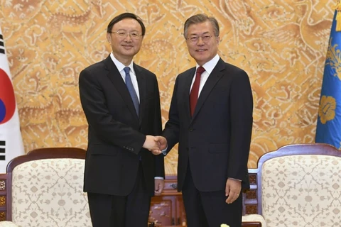 Ông Dương Khiết Trì hội kiến Tổng thống Hàn Quốc Moon Jae-in. (Nguồn: scmp.com)