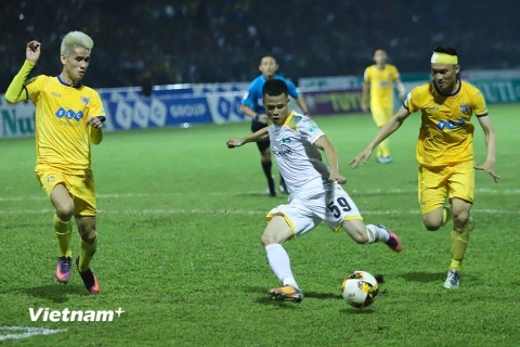 Sông Lam Nghệ An (áo trắng) thua trận trên sân Thanh Hóa. (Ảnh: Vietnam+)