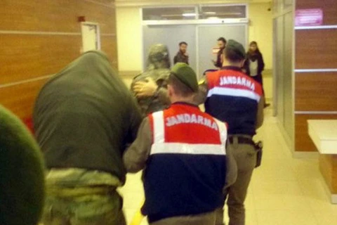Cảnh sát Thổ Nhĩ Kỳ dẫn giải 2 binh sỹ Hy Lạp. (Nguồn: hurriyetdailynews)