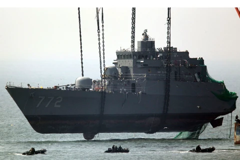 Tàu Cheonan của Hàn Quốc được trục vớt hồi tháng 4/2010. (Nguồn: Reuters)