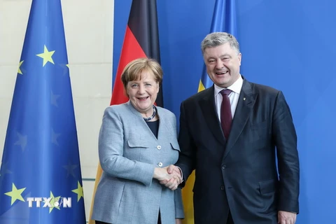 Tổng thống Ukraine Petro Poroshenko và Thủ tướng Đức Merkel. (Nguồn: THX/TTXVN)