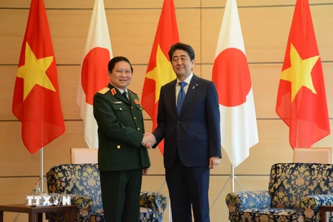 Thủ tướng Nhật Bản Shinzo Abe tiếp Đại tướng Ngô Xuân Lịch, Uỷ viên Bộ Chính trị, Phó bí thư Quân uỷ Trung ương, Bộ trưởng Bộ Quốc phòng Việt Nam trong chuyến thăm chính thức Nhật Bản. (Ảnh: Thành Hữu/TTXVN)