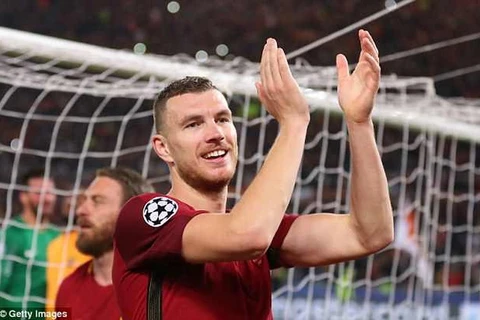 Dzeko vui mừng sau khi AS Roma đánh bại Barcelona. (Nguồn: Getty Images)