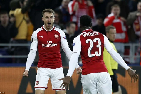 Ramsey và Welbeck cùng lập công đưa Arsenal vào bán kết. (Nguồn: AP)