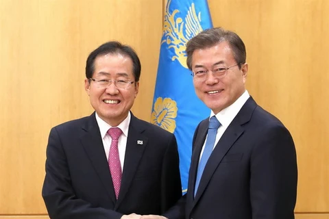 Tổng thống Moon Jae-in và ông Hong Joon-pyo. (Nguồn: koreatimes.co.kr)