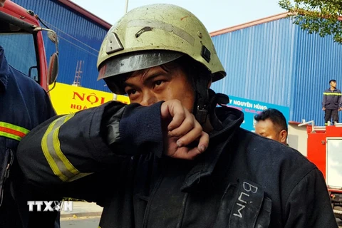 Trung sỹ Lê Trường Sơn, lính trinh sát thuộc Phòng Cảnh sát Phòng cháy chữa cháy Quận 8, tham gia cứu nhiều người trong vụ cháy sáng 23/3 tại chung cư Carina. (Ảnh: Mạnh Linh/TTXVN)
